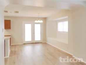 8011 Talkenhorn in Converse, TX - Foto de edificio - Building Photo