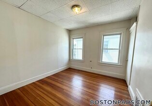74 Romsey St, Unit 3 in Boston, MA - Foto de edificio - Building Photo