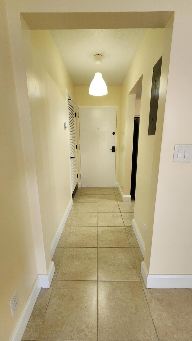 105 S Riverside Dr in Pompano Beach, FL - Building Photo - Building Photo