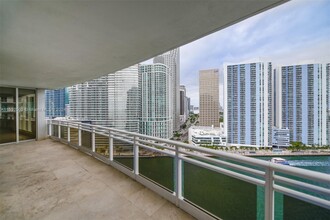 901 Brickell Key, Unit 2807 in Miami, FL - Foto de edificio - Building Photo