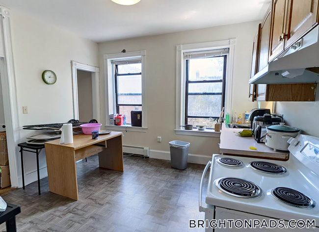 1422 Commonwealth Ave in Boston, MA - Building Photo - Building Photo