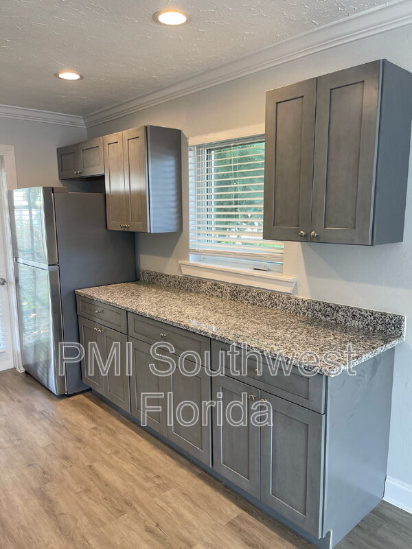 6369 Gateway Ave in Sarasota, FL - Building Photo - Building Photo