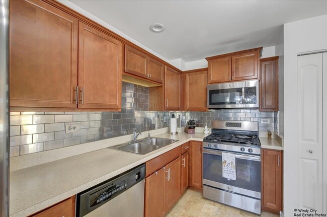 1110 Sapphire Ln in Pingree Grove, IL - Building Photo - Building Photo