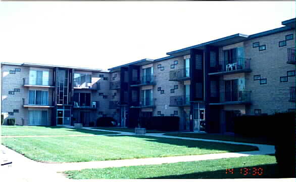 Bernice Terraces in Lansing, IL - Building Photo