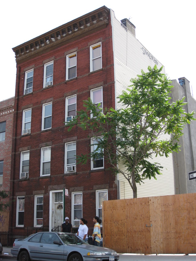 208 Evergreen Ave in Brooklyn, NY - Building Photo - Building Photo