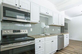 545 Oakview Rd in Decatur, GA - Building Photo - Building Photo