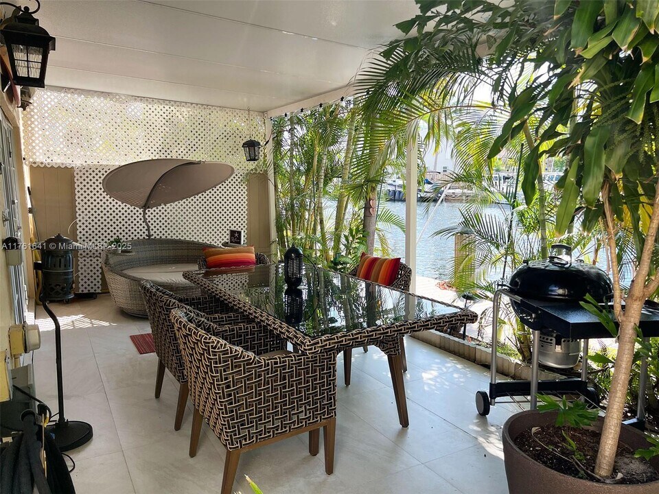 3756 NE 167th St in North Miami Beach, FL - Foto de edificio