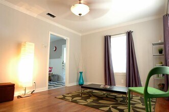 409 W Croslin St in Austin, TX - Building Photo - Building Photo