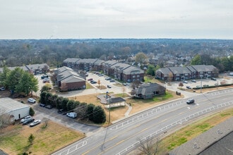 Overlook Apartments in Gallatin, TN - Building Photo - Building Photo
