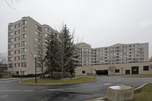 Lansdowne Condo in Mississauga, ON - Building Photo