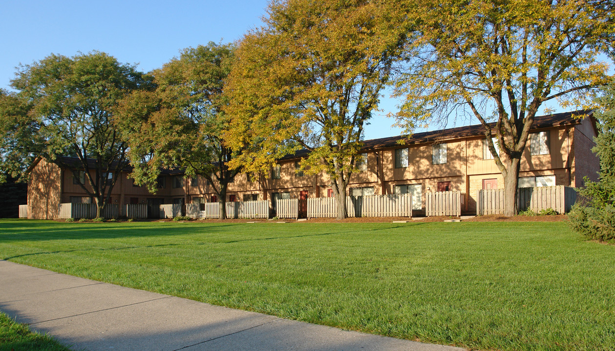 1705 Chief Okemos Cir in Okemos, MI - Foto de edificio