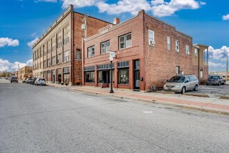 116 E Pine Ave in El Dorado, KS - Building Photo - Building Photo