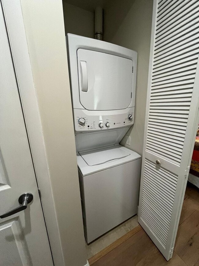 1300 Ponce de Leon Blvd in Coral Gables, FL - Building Photo - Building Photo