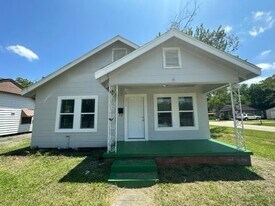 215 San Jacinto St in Highlands, TX - Building Photo