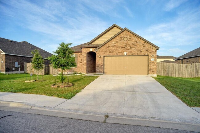 615 Dogwood St in Lockhart, TX - Building Photo - Building Photo