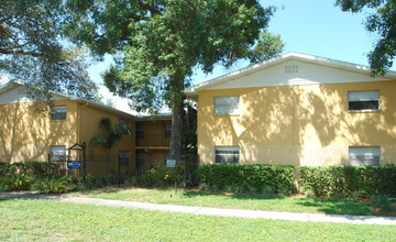 Royal Oaks in Tampa, FL - Building Photo - Building Photo