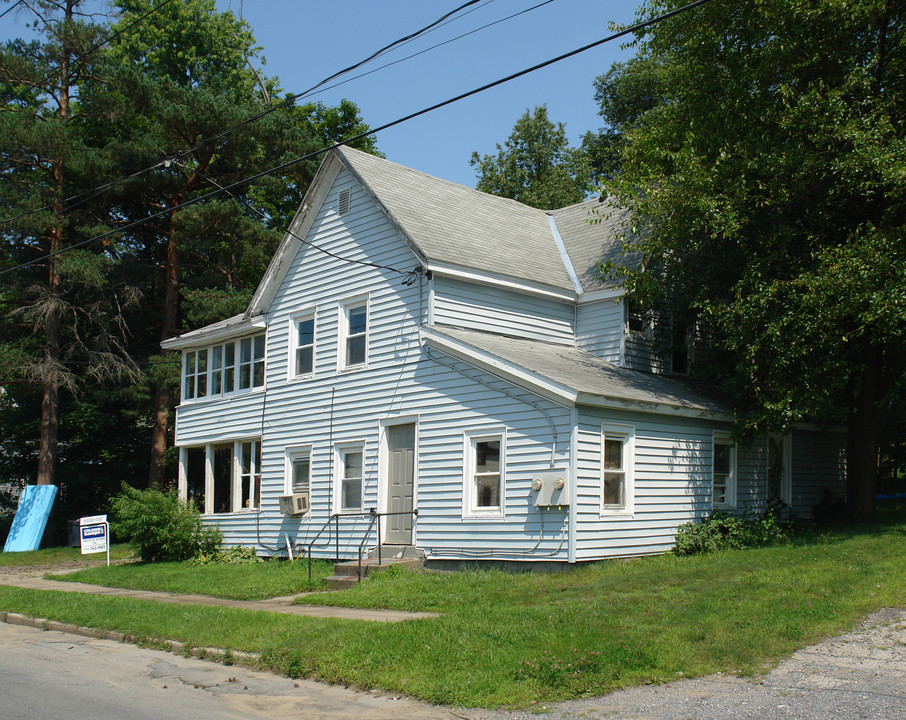 57 Wells St in Gloversville, NY - Foto de edificio