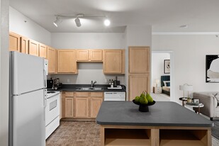 Stonepost Lakeside Apartment Homes in Olathe, KS - Building Photo