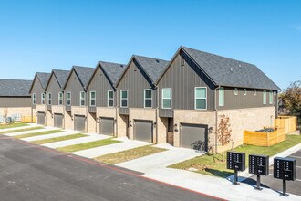 Townhomes at Centennial Crossing in Broken Arrow, OK - Building Photo - Building Photo