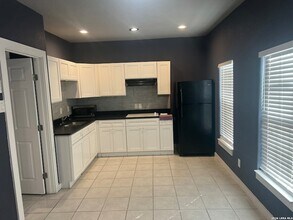 1750 W Craig Pl in San Antonio, TX - Foto de edificio - Building Photo