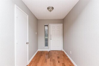6320 Longmont Trail in Fort Worth, TX - Foto de edificio - Building Photo