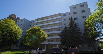 Bowling Green IV in Kingston, ON - Building Photo