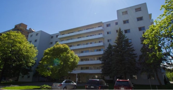 Bowling Green IV in Kingston, ON - Building Photo