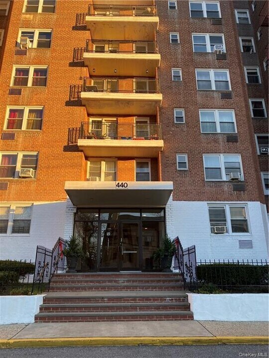 440 Warburton Ave in Yonkers, NY - Building Photo