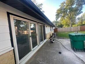 595 W Elk Grove Blvd in Elk Grove Village, IL - Building Photo - Building Photo