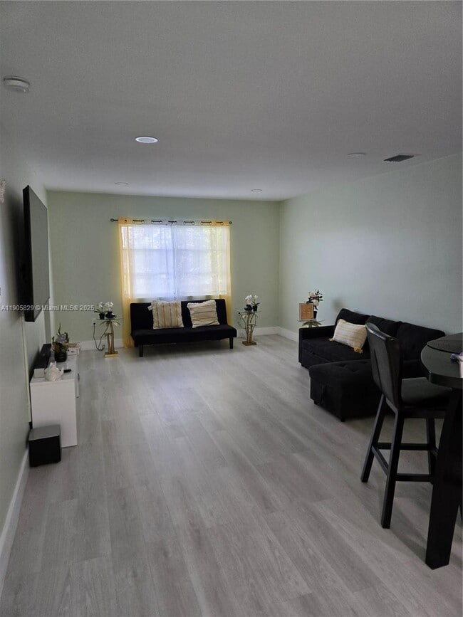 251 NE 187th St in North Miami Beach, FL - Building Photo - Building Photo