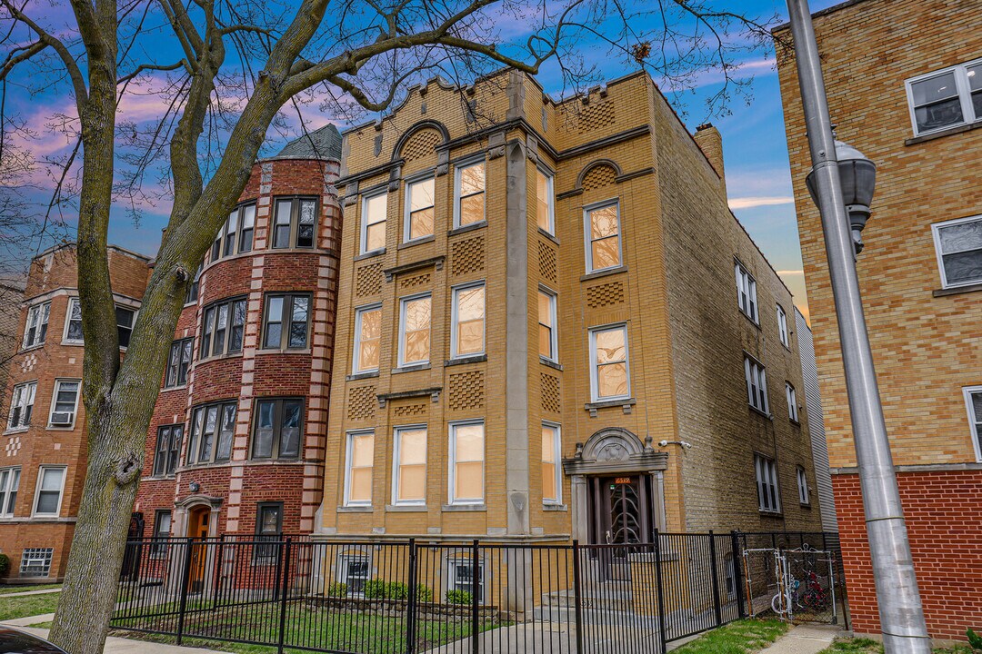 6539 N Mozart St in Chicago, IL - Building Photo