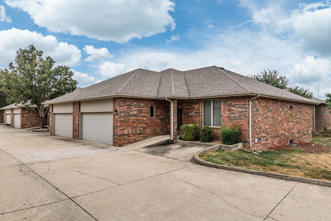 Kickapoo Prairie Retirement in Springfield, MO - Building Photo