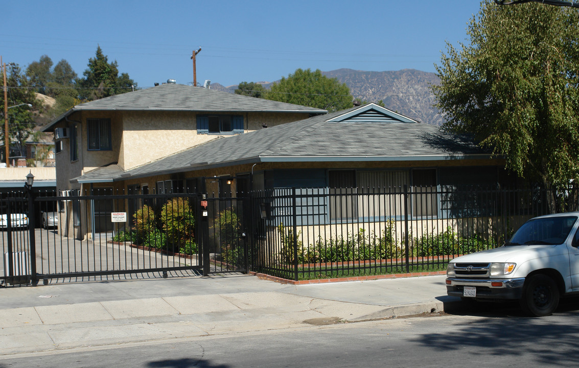 8813 Fenwick St in Sunland, CA - Foto de edificio