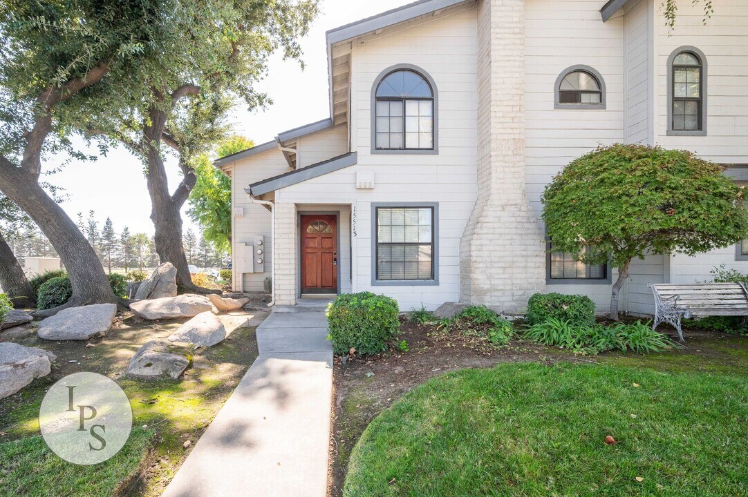 15513 W Kearney Blvd in Kerman, CA - Foto de edificio