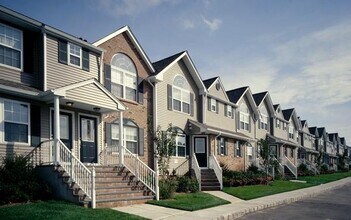 165 Horizon View Dr in Farmingville, NY - Building Photo - Building Photo