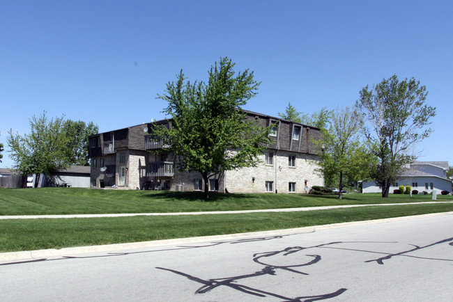 2301-2390 Bicentennial Ave in Crest Hill, IL - Building Photo - Building Photo