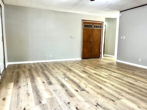 607 Sara St in Junction City, KS - Building Photo - Building Photo