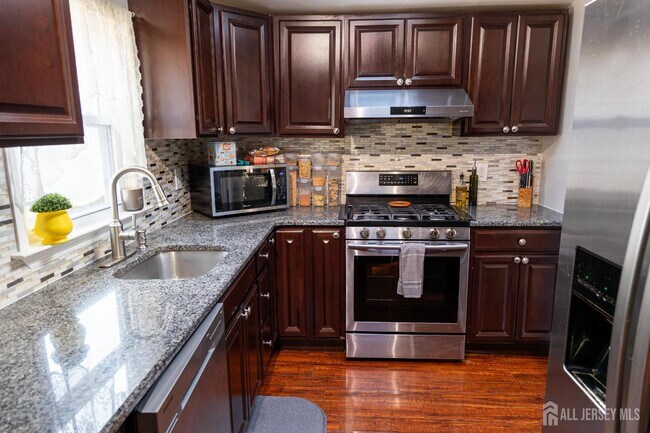 1055 Woodruff St in Woodbridge Township, NJ - Building Photo - Building Photo