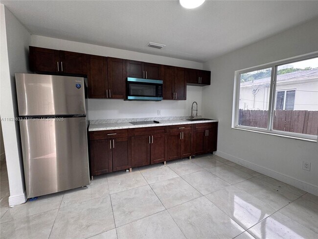 2803 SW 26th St in Miami, FL - Foto de edificio - Building Photo