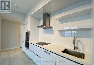 2221 Yonge St in Toronto, ON - Building Photo - Building Photo