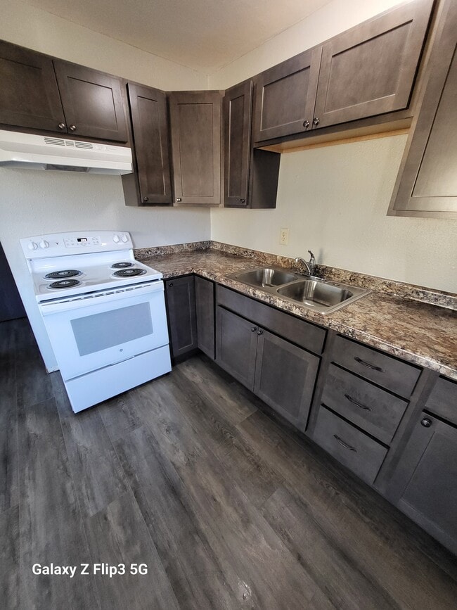 301 Hill Ave N, Unit F1 in Park River, ND - Foto de edificio - Building Photo