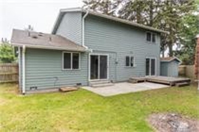 327 NW Fairhaven Dr in Oak Harbor, WA - Foto de edificio - Building Photo