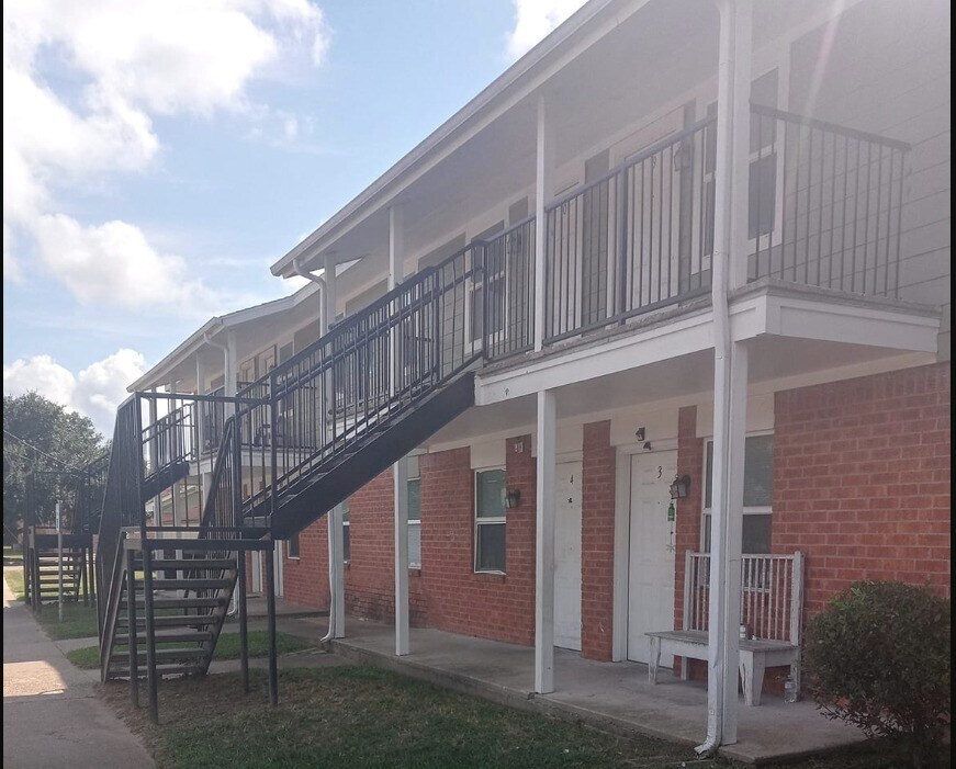 516 Laredo St in Navasota, TX - Building Photo