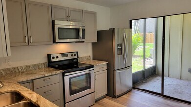 2224 Bahia Vista St in Sarasota, FL - Building Photo - Building Photo
