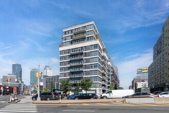 Hunters View in Long Island City, NY - Foto de edificio - Building Photo