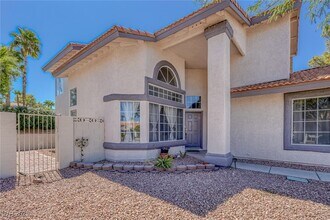 8433 Dry Cliff Cir in Las Vegas, NV - Foto de edificio - Building Photo