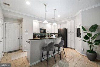 2593 Eastbourne Dr in Leesylvania, VA - Foto de edificio - Building Photo