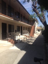 Redstone Apartments in North Hollywood, CA - Foto de edificio - Building Photo