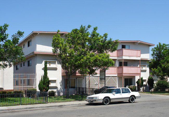 Gold Coast Apartments in Oxnard, CA - Building Photo - Building Photo