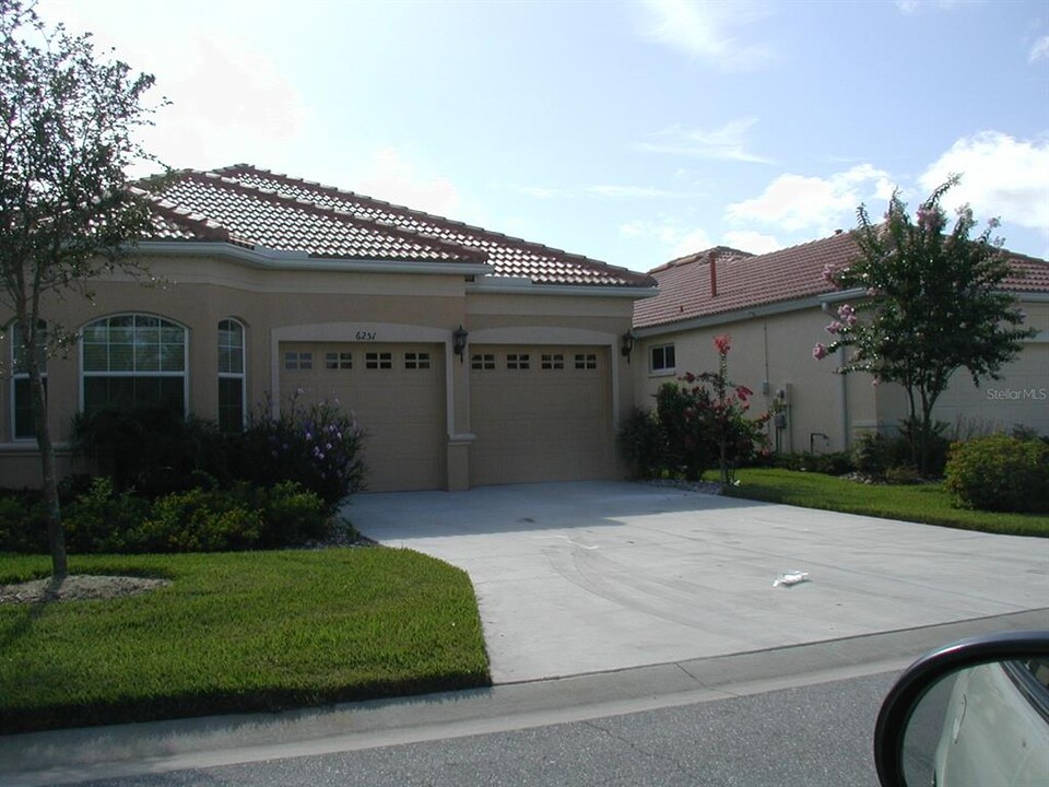 6251 Wingspan Way in Bradenton, FL - Foto de edificio